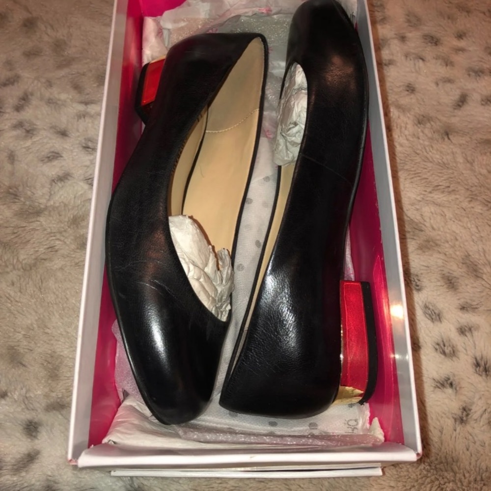 Leather shoes with small heel
